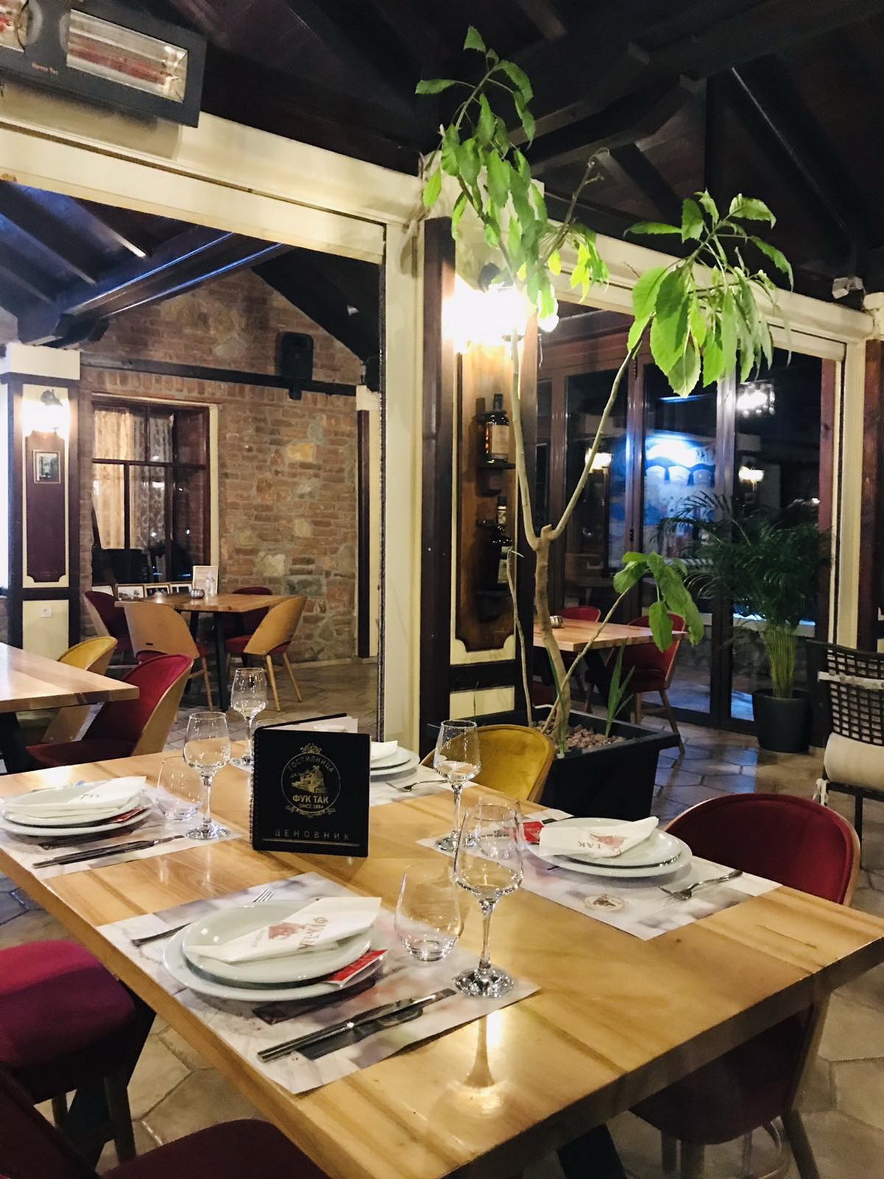  Fuk tak apartmani i restoran 